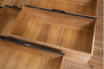 アンティーク家具　前面ケヤキ材　玉杢　分厚い金具が目を引く上手物の佐渡小木箪笥(佐渡箪笥、衣装箪笥、重ね箪笥)(R-045038)