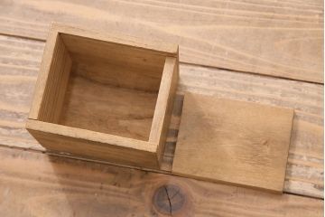 アンティーク家具　前面ケヤキ材　玉杢　分厚い金具が目を引く上手物の佐渡小木箪笥(佐渡箪笥、衣装箪笥、重ね箪笥)(R-045038)