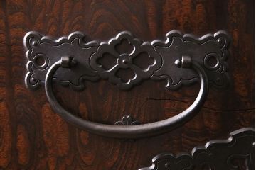 アンティーク家具　前面ケヤキ材　玉杢　分厚い金具が目を引く上手物の佐渡小木箪笥(佐渡箪笥、衣装箪笥、重ね箪笥)(R-045038)