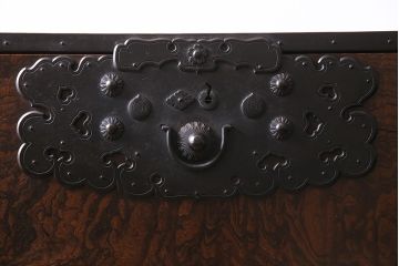 アンティーク家具　前面ケヤキ材　玉杢　分厚い金具が目を引く上手物の佐渡小木箪笥(佐渡箪笥、衣装箪笥、重ね箪笥)(R-045038)