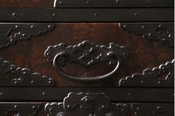 アンティーク家具　前面ケヤキ材　玉杢　分厚い金具が目を引く上手物の佐渡小木箪笥(佐渡箪笥、衣装箪笥、重ね箪笥)(R-045038)