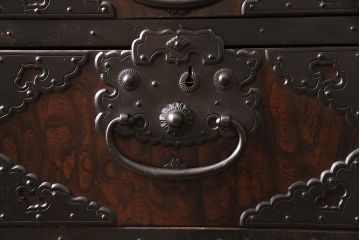 アンティーク家具　前面ケヤキ材　玉杢　分厚い金具が目を引く上手物の佐渡小木箪笥(佐渡箪笥、衣装箪笥、重ね箪笥)(R-045038)