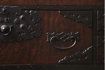 アンティーク家具　前面ケヤキ材　玉杢　分厚い金具が目を引く上手物の佐渡小木箪笥(佐渡箪笥、衣装箪笥、重ね箪笥)(R-045038)
