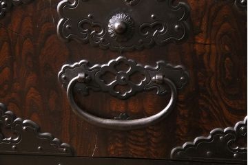 アンティーク家具　前面ケヤキ材　玉杢　分厚い金具が目を引く上手物の佐渡小木箪笥(佐渡箪笥、衣装箪笥、重ね箪笥)(R-045038)