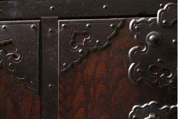 アンティーク家具　前面ケヤキ材　玉杢　分厚い金具が目を引く上手物の佐渡小木箪笥(佐渡箪笥、衣装箪笥、重ね箪笥)(R-045038)