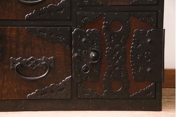 アンティーク家具　前面ケヤキ材　玉杢　分厚い金具が目を引く上手物の佐渡小木箪笥(佐渡箪笥、衣装箪笥、重ね箪笥)(R-045038)