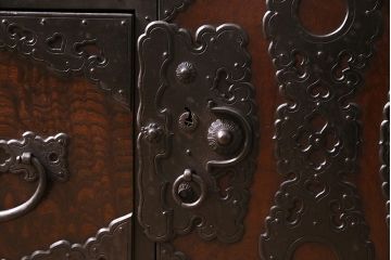 アンティーク家具　前面ケヤキ材　玉杢　分厚い金具が目を引く上手物の佐渡小木箪笥(佐渡箪笥、衣装箪笥、重ね箪笥)(R-045038)