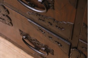 アンティーク家具　前面ケヤキ材　玉杢　分厚い金具が目を引く上手物の佐渡小木箪笥(佐渡箪笥、衣装箪笥、重ね箪笥)(R-045038)