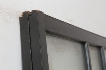 アンティーク建具　昭和初期　漆塗り　凛とした上品さ漂うガラス戸2枚セット(引き戸)(R-045040)