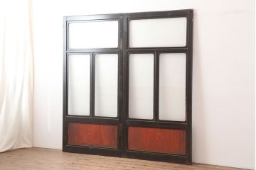 アンティーク建具　石川県産　総漆塗り　浮造り仕上げ　バイカラーが目を引く上品なガラス戸2枚セット(引き戸、建具)(R-045044)