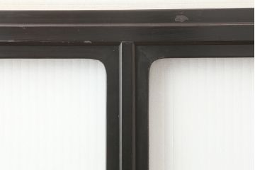 アンティーク建具　石川県産　総漆塗り　浮造り仕上げ　バイカラーが目を引く上品なガラス戸2枚セット(引き戸、建具)(R-045044)