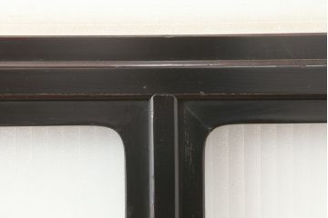 アンティーク建具　石川県産　総漆塗り　浮造り仕上げ　バイカラーが目を引く上品なガラス戸3枚セット(引き戸、建具)(R-045045)