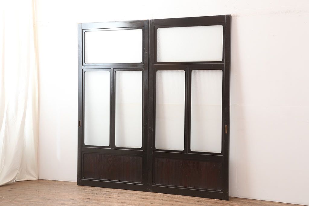 アンティーク建具　石川県産　総漆塗り　浮造り仕上げ　上品な空間作りにおすすめのガラス戸2枚セット(引き戸、建具)(R-045046)