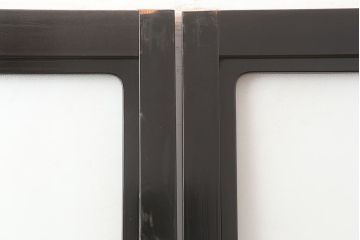 アンティーク建具　石川県産　総漆塗り　浮造り仕上げ　上品な空間作りにおすすめのガラス戸2枚セット(引き戸、建具)(R-045046)