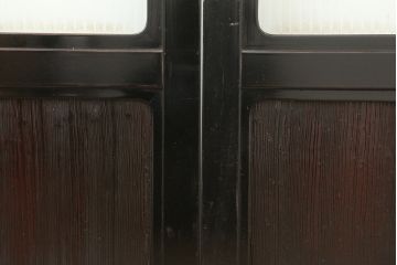 アンティーク建具　石川県産　総漆塗り　浮造り仕上げ　上品な空間作りにおすすめのガラス戸2枚セット(引き戸、建具)(R-045046)