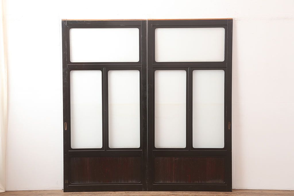 アンティーク建具　石川県産　総漆塗り　浮造り仕上げ　上品な空間作りにおすすめのガラス戸2枚セット(引き戸、建具)(R-045046)
