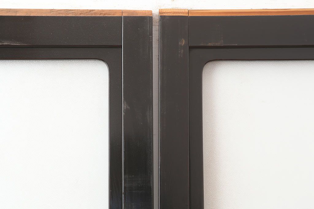 アンティーク建具　石川県産　総漆塗り　浮造り仕上げ　上品な空間作りにおすすめのガラス戸2枚セット(引き戸、建具)(R-045046)