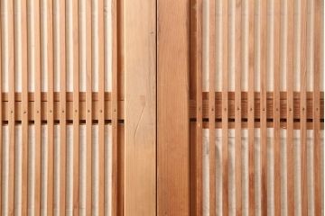アンティーク建具　昭和中期　腰板ケヤキ材・玉杢　裏障子付き　和の高級感漂う格子戸2枚セット(引き戸、建具)(R-045050)