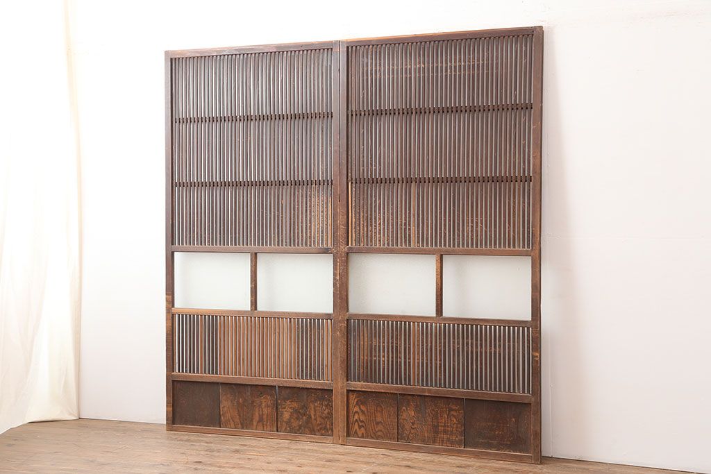 アンティーク建具　昭和初期　木味たっぷりな趣のある格子戸2枚セット　(R-045075)