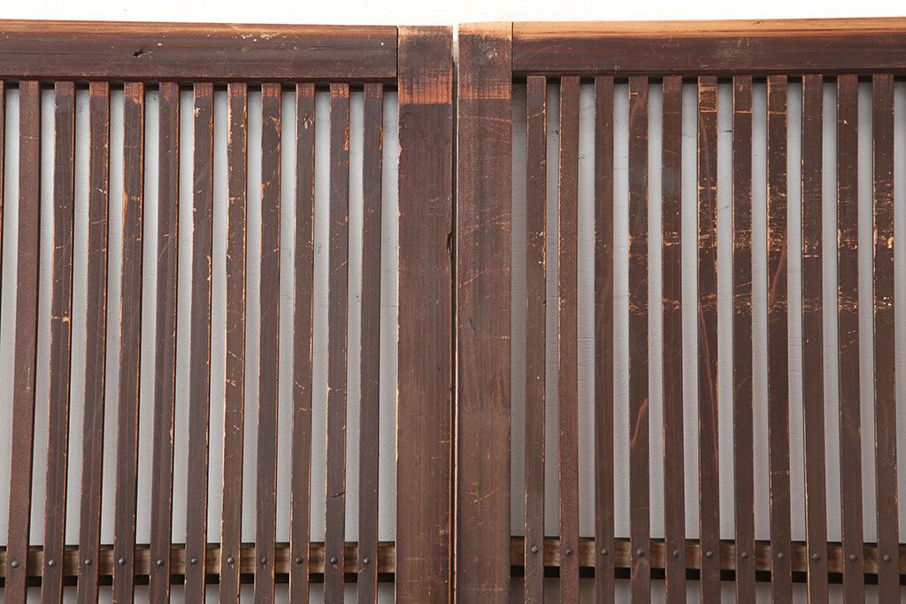 アンティーク建具　昭和初期　木味たっぷりな趣のある格子戸2枚セット　(R-045075)