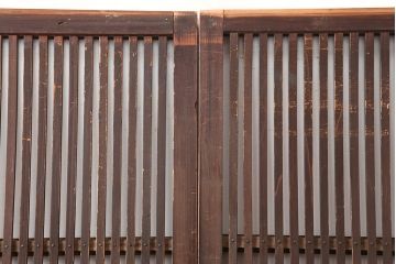 アンティーク建具　昭和初期　木味たっぷりな趣のある格子戸2枚セット　(R-045075)