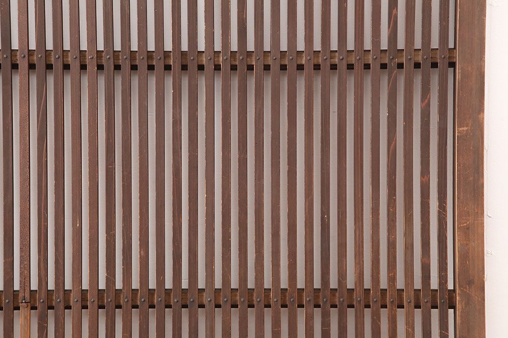 アンティーク建具　昭和初期　木味たっぷりな趣のある格子戸2枚セット　(R-045075)