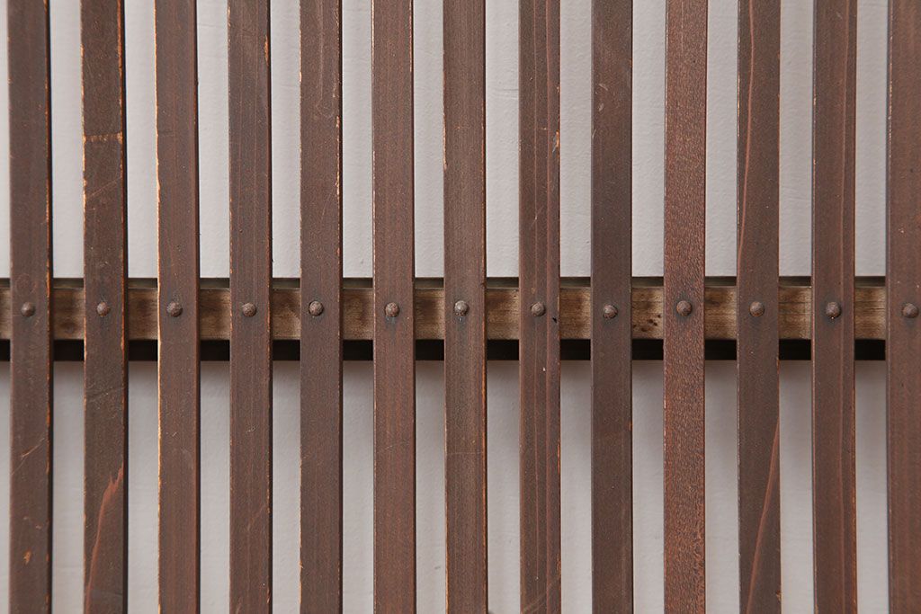 アンティーク建具　昭和初期　木味たっぷりな趣のある格子戸2枚セット　(R-045075)