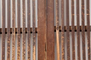 アンティーク建具　昭和初期　木味たっぷりな趣のある格子戸2枚セット　(R-045075)