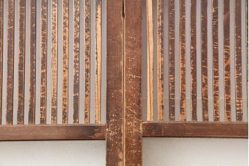 アンティーク建具　昭和初期　木味たっぷりな趣のある格子戸2枚セット　(R-045075)