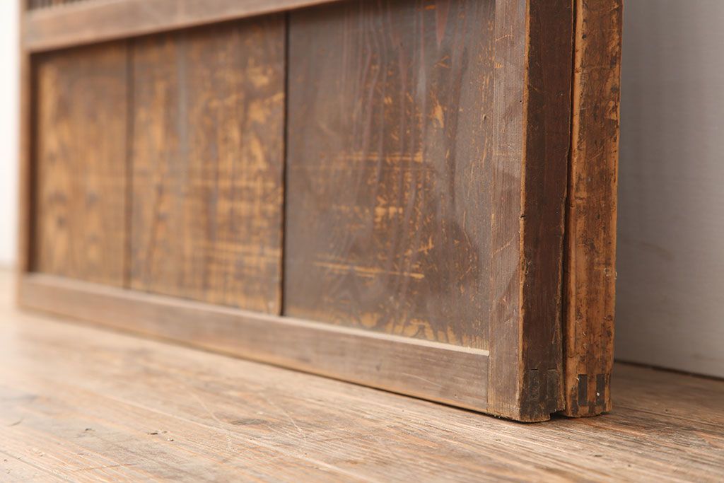 アンティーク建具　昭和初期　木味たっぷりな趣のある格子戸2枚セット　(R-045075)