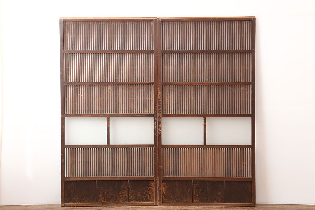 アンティーク建具　昭和初期　木味たっぷりな趣のある格子戸2枚セット　(R-045075)