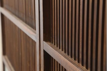 アンティーク建具　昭和初期　木味たっぷりな趣のある格子戸2枚セット　(R-045075)