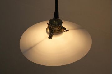 ビンテージ照明　戦前　レトロな平笠シェードの吊り下げ照明(ペンダントライト、天井照明、電笠)(R-045121)