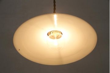 アンティーク照明　昭和レトロ　やわらかな光を放つ平笠シェードの吊り下げ照明(ペンダントライト、天井照明、電笠)(R-045123)