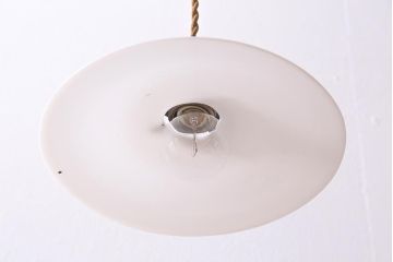 アンティーク照明　昭和レトロ　やわらかな光を放つ平笠シェードの吊り下げ照明(ペンダントライト、天井照明、電笠)(R-045123)