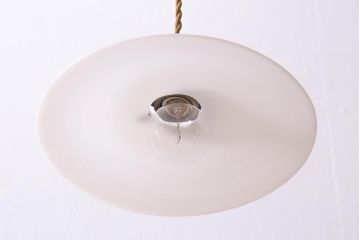 アンティーク照明　昭和レトロ　やわらかな光を放つ平笠シェードの吊り下げ照明(ペンダントライト、天井照明、電笠)(R-045124)