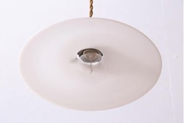 アンティーク照明　昭和レトロ　やわらかな光を放つ平笠シェードの吊り下げ照明(ペンダントライト、天井照明、電笠)(R-045125)