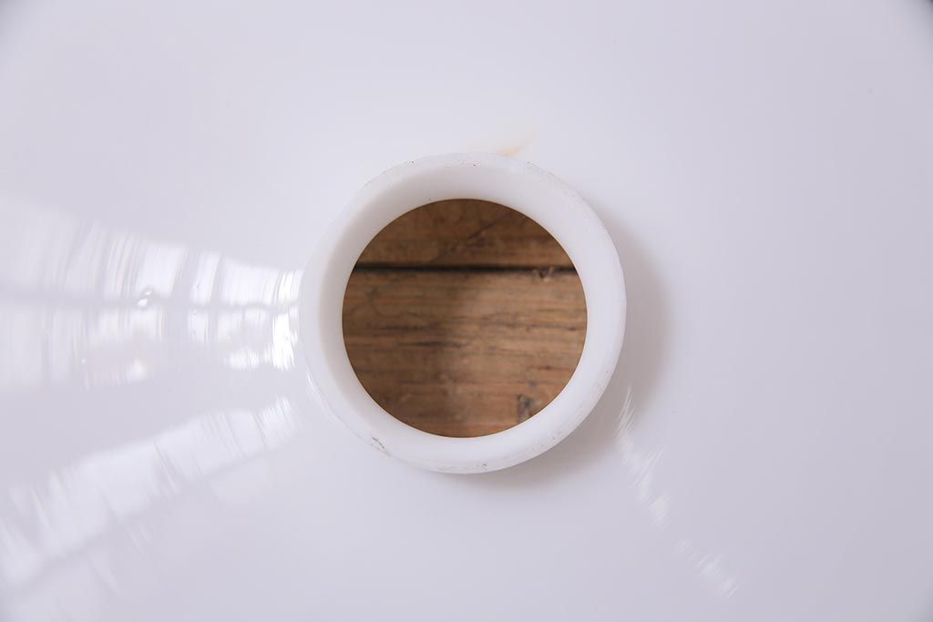 アンティーク照明　昭和レトロ　やわらかな光を放つ平笠シェードの吊り下げ照明(ペンダントライト、天井照明、電笠)(R-045125)