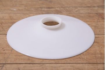 アンティーク照明　昭和レトロ　やわらかな光を放つ平笠シェードの吊り下げ照明(ペンダントライト、天井照明、電笠)(R-045125)