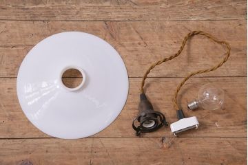 アンティーク照明　昭和レトロ　やわらかな光を放つ平笠シェードの吊り下げ照明(ペンダントライト、天井照明、電笠)(R-045126)