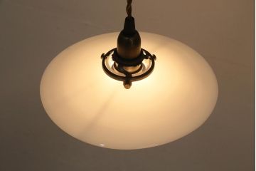 アンティーク照明　昭和レトロ　やわらかな光を放つ平笠シェードの吊り下げ照明(ペンダントライト、天井照明、電笠)(R-045126)