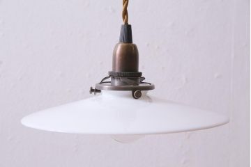 アンティーク照明　昭和レトロ　やわらかな光を放つ平笠シェードの吊り下げ照明2個セット(ペンダントライト、天井照明、電笠)(R-045127)