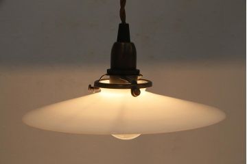 アンティーク照明　昭和レトロ　やわらかな光を放つ平笠シェードの吊り下げ照明2個セット(ペンダントライト、天井照明、電笠)(R-045127)