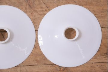 アンティーク照明　昭和レトロ　やわらかな光を放つ平笠シェードの吊り下げ照明2個セット(ペンダントライト、天井照明、電笠)(R-045127)