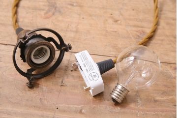 アンティーク照明　昭和レトロ　やわらかな光を放つ平笠シェードの吊り下げ照明2個セット(ペンダントライト、天井照明、電笠)(R-045127)