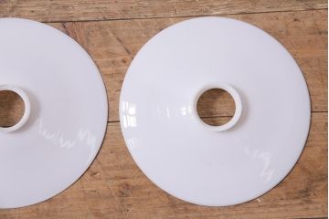 アンティーク照明　昭和レトロ　やわらかな光を放つ平笠シェードの吊り下げ照明2個セット(ペンダントライト、天井照明、電笠)(R-045128)