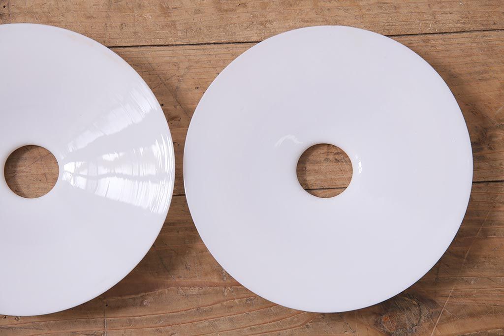 アンティーク照明　昭和レトロ　やわらかな光を放つ平笠シェードの吊り下げ照明2個セット(ペンダントライト、天井照明、電笠)(R-045128)