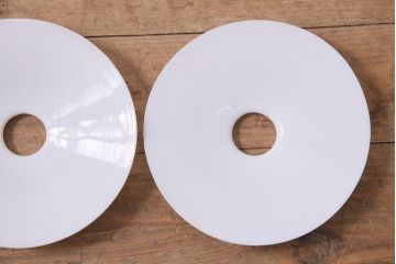 アンティーク照明　昭和レトロ　やわらかな光を放つ平笠シェードの吊り下げ照明2個セット(ペンダントライト、天井照明、電笠)(R-045128)