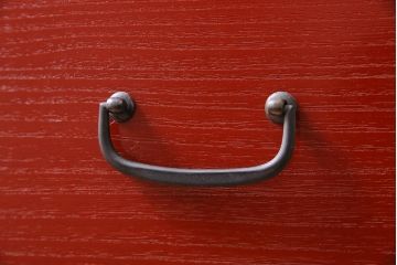 アンティーク家具　総桐材　カシュー　朱塗りの美しい色合いがモダンな桐箪笥(タンス、たんす、衣装箪笥)(R-045129)