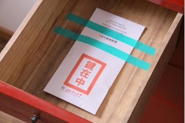 アンティーク家具　総桐材　カシュー　朱塗りの美しい色合いがモダンな桐箪笥(タンス、たんす、衣装箪笥)(R-045129)